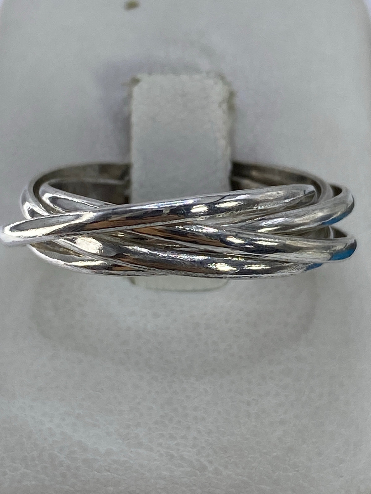 Anillo de plata de 5 bandas entrelazadas, pulido y brillante, vista superior sobre fondo blanco