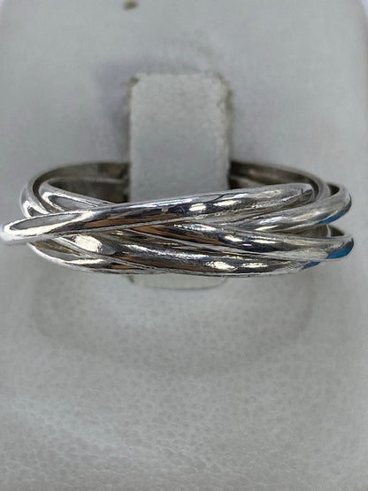 Anillo de plata de 5 bandas entrelazadas, pulido y brillante, vista superior sobre fondo blanco