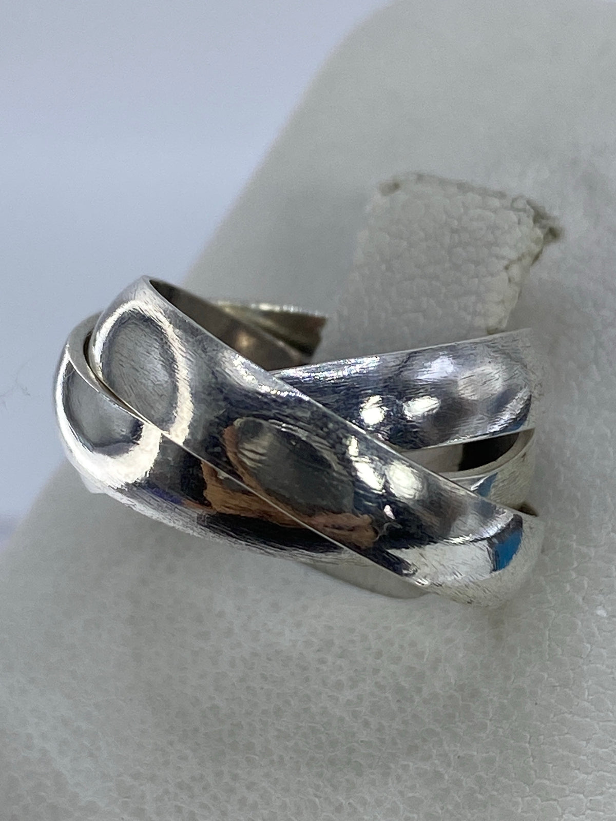 Detalle lateral del anillo mostrando cómo se cruzan las bandas