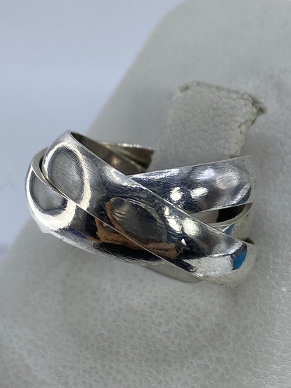 Detalle lateral del anillo mostrando cómo se cruzan las bandas