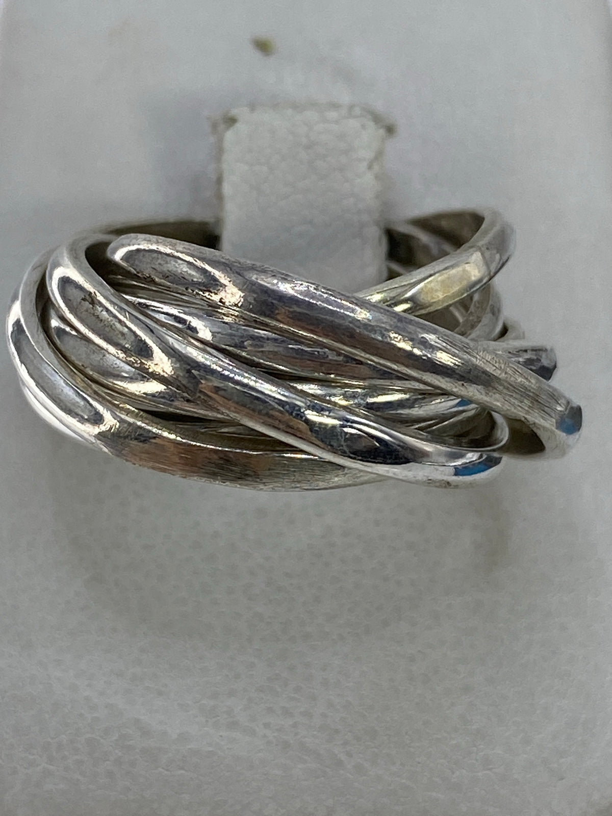 Anillo de plata 925 con bandas entrelazadas en la mano