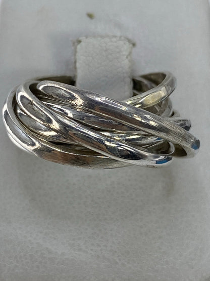 Anillo de plata 925 con bandas entrelazadas en la mano