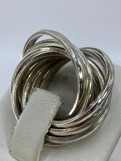 Detalle del entrelazado de las cinco bandas de plata