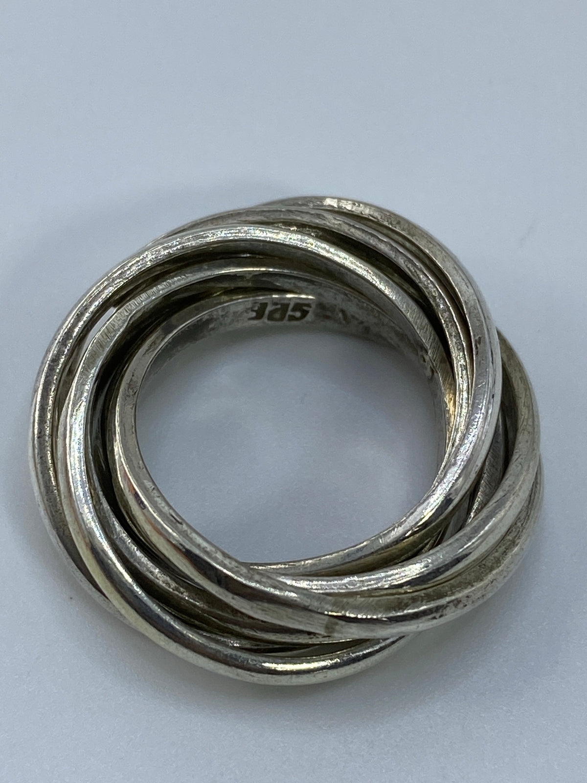 Anillo sobre fondo blanco mostrando el Quinto 925 en el interior