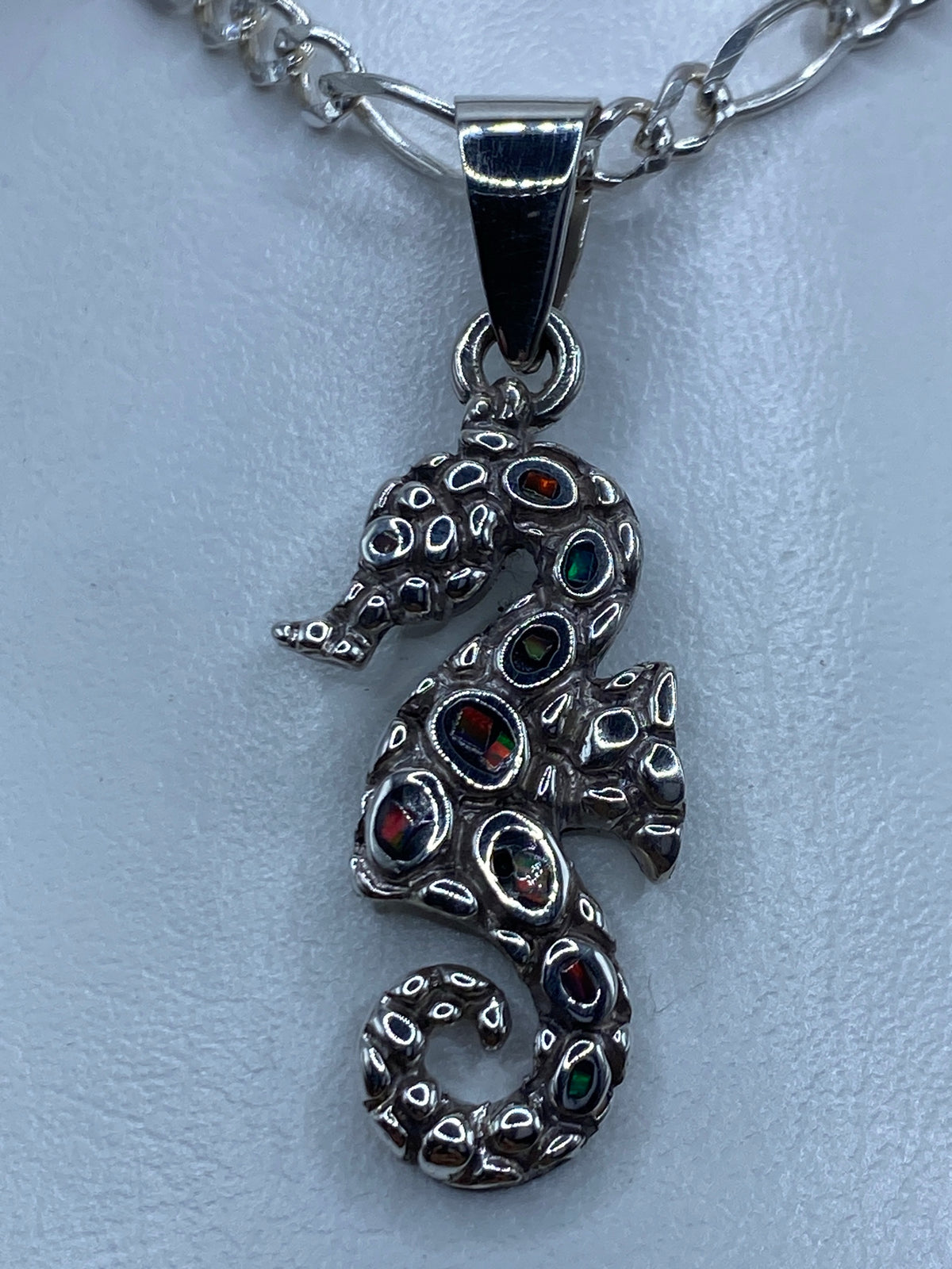 Dije de caballito de mar en plata 950 con ópalo de fuego multicolor, colgando de cadena plateada