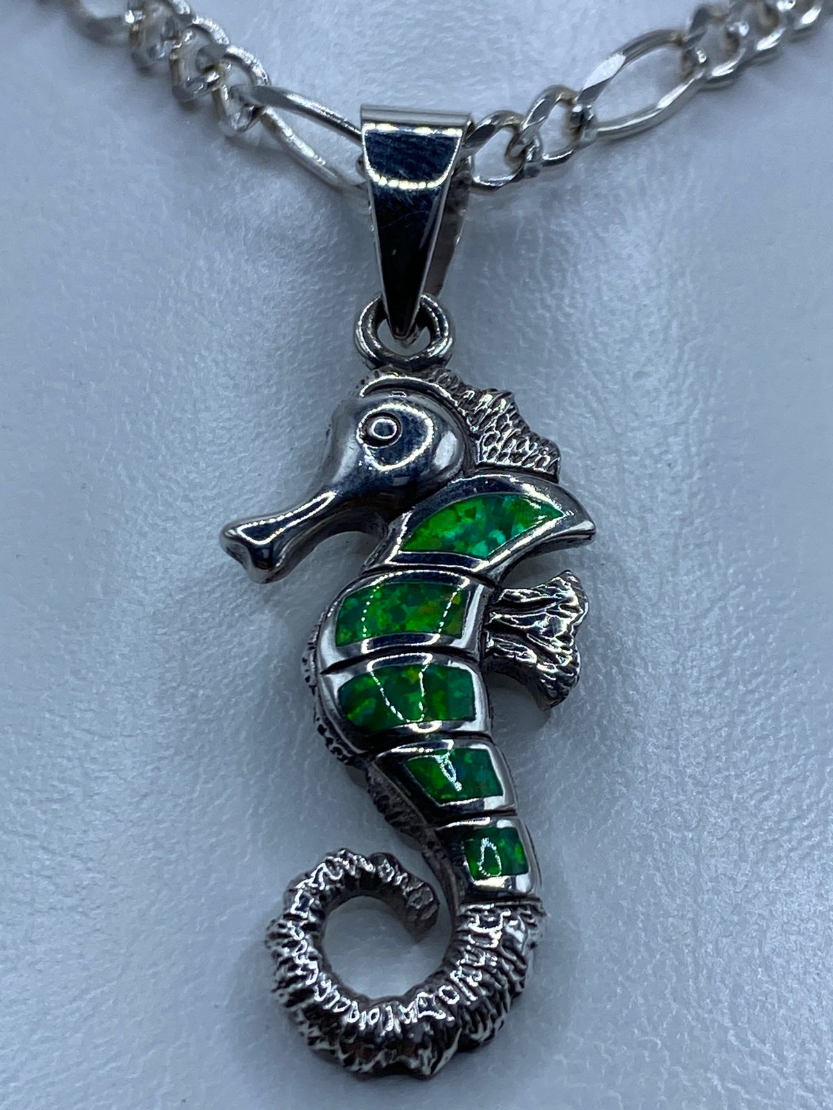 Dije caballito de mar en plata 950 con opalo de fuego verde limon, vista frontal detallada