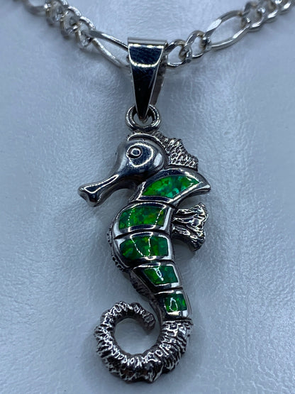 Dije caballito de mar en plata 950 con opalo de fuego verde limon, vista frontal detallada