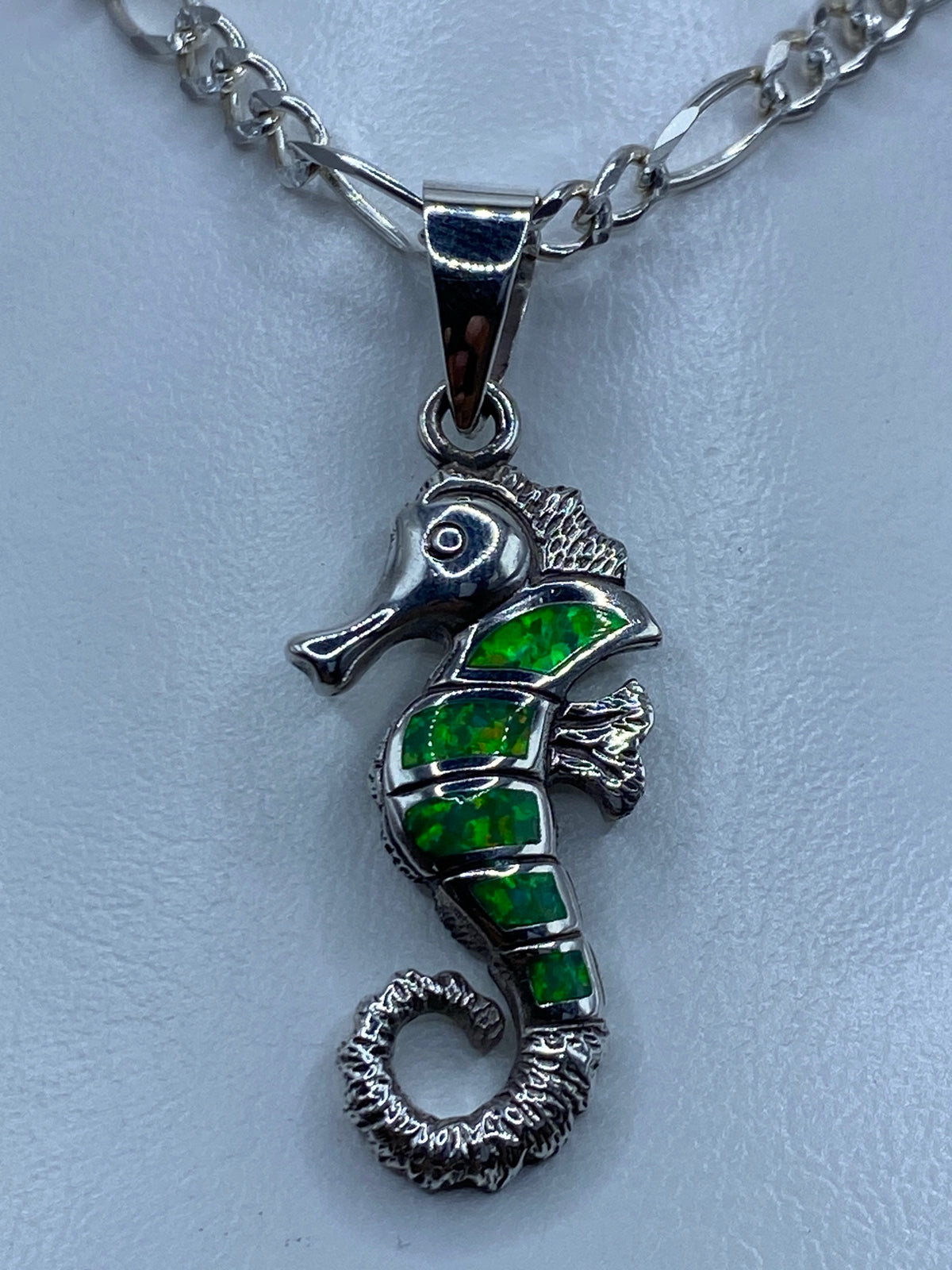 Detalle del engaste de opalo verde en segmentos del cuerpo del caballito de mar