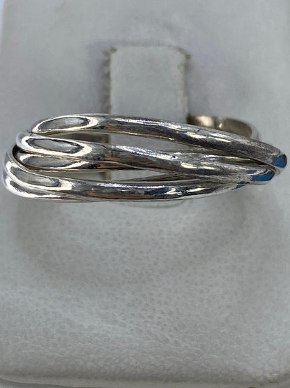 Anillo de plata con 5 bandas entrelazadas en la mano de una persona