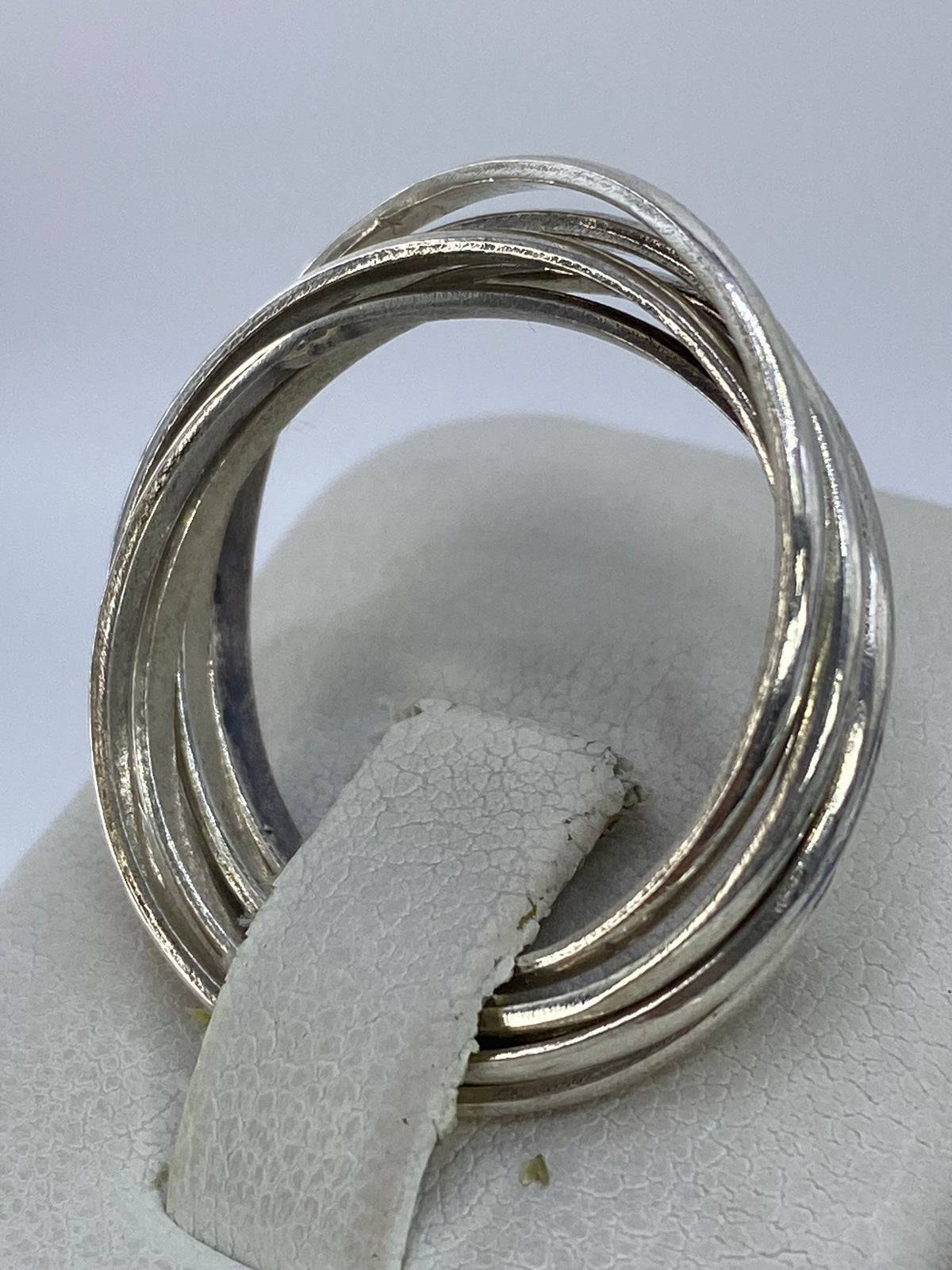 Detalle del anillo de bandas pulidas brillantes en plata