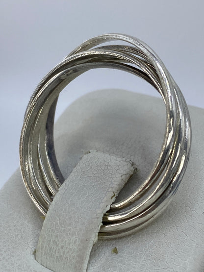 Detalle del anillo de bandas pulidas brillantes en plata