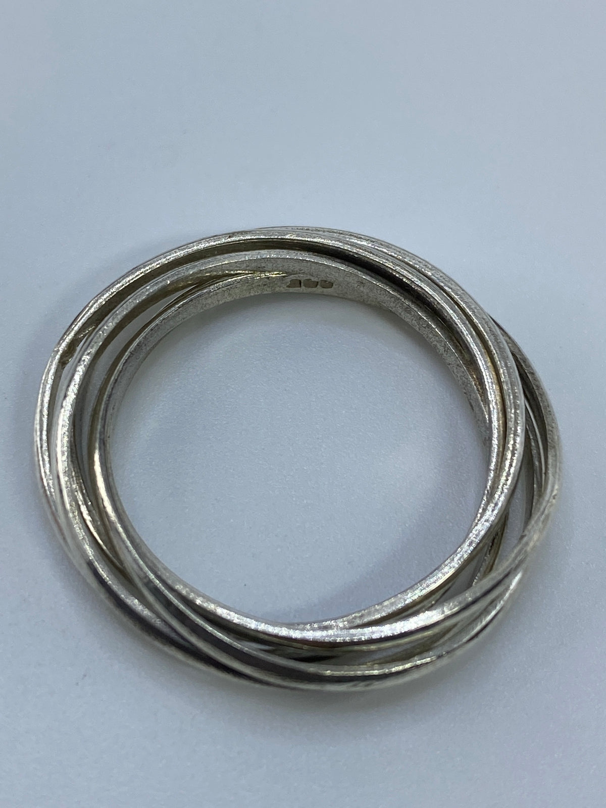 Anillo sobre fondo blanco mostrando el Quinto 925