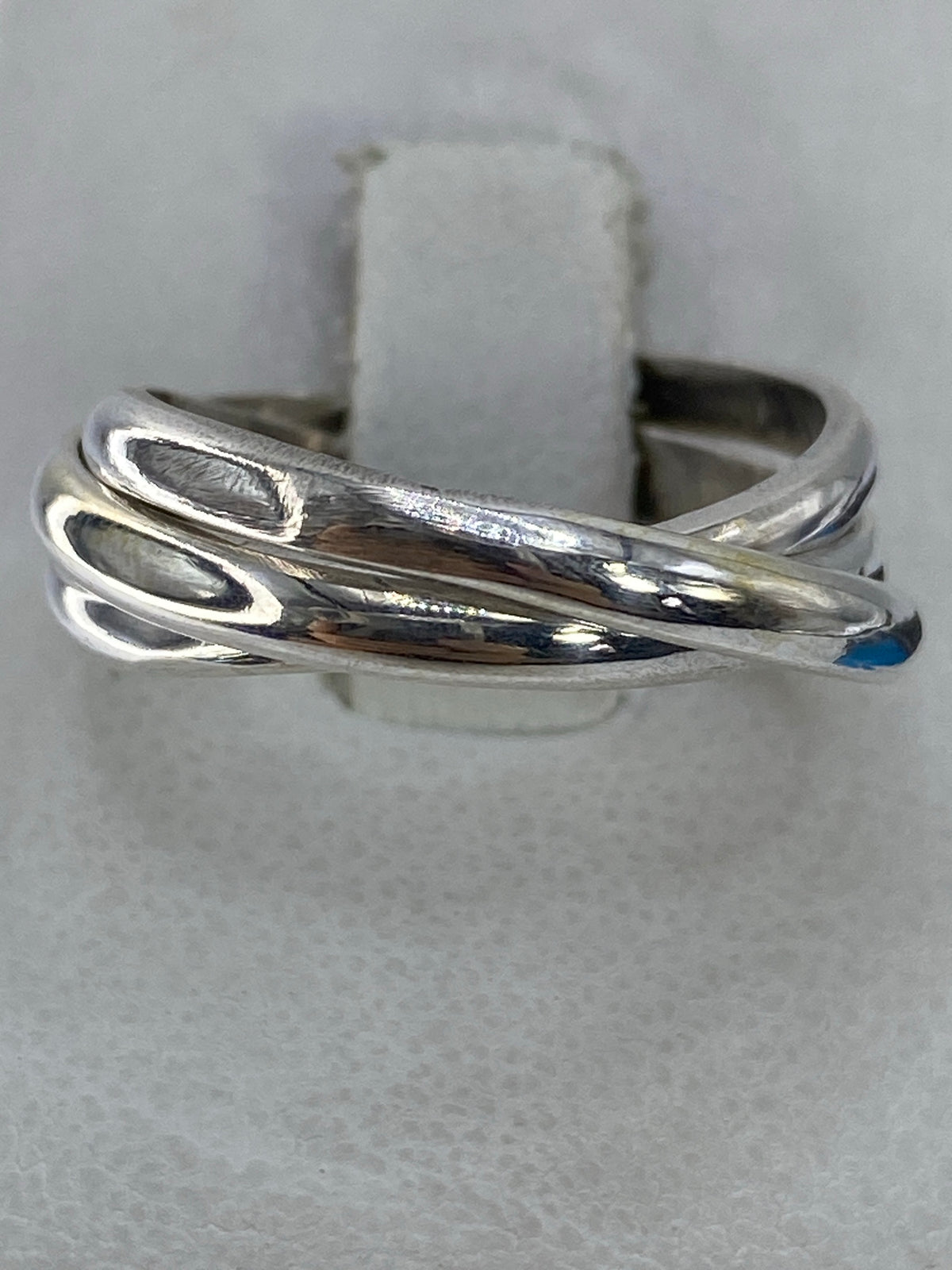 Anillo de plata 925 con tres bandas entrecruzadas visto desde el frente