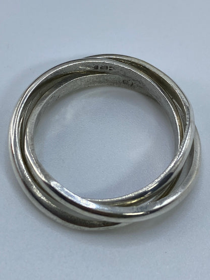 Anillo de plata 925 sobre fondo blanco mostrando el acabado pulido y el Quinto