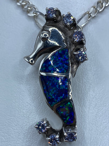 Dije caballito de mar sobre regla de medidas, 4.7 cm de largo