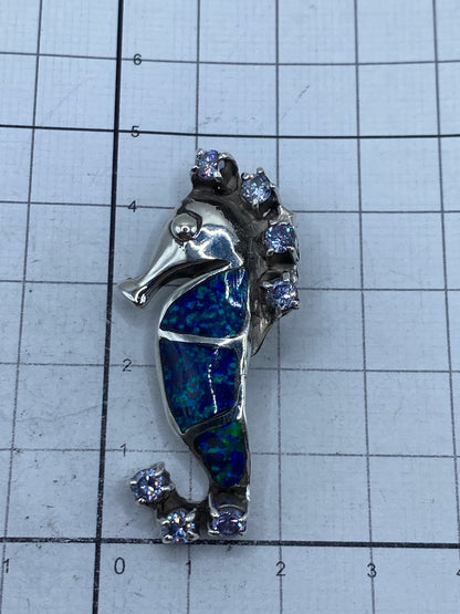 Caballito de mar en plata con circonia — vista lateral del diseño tridimensional
