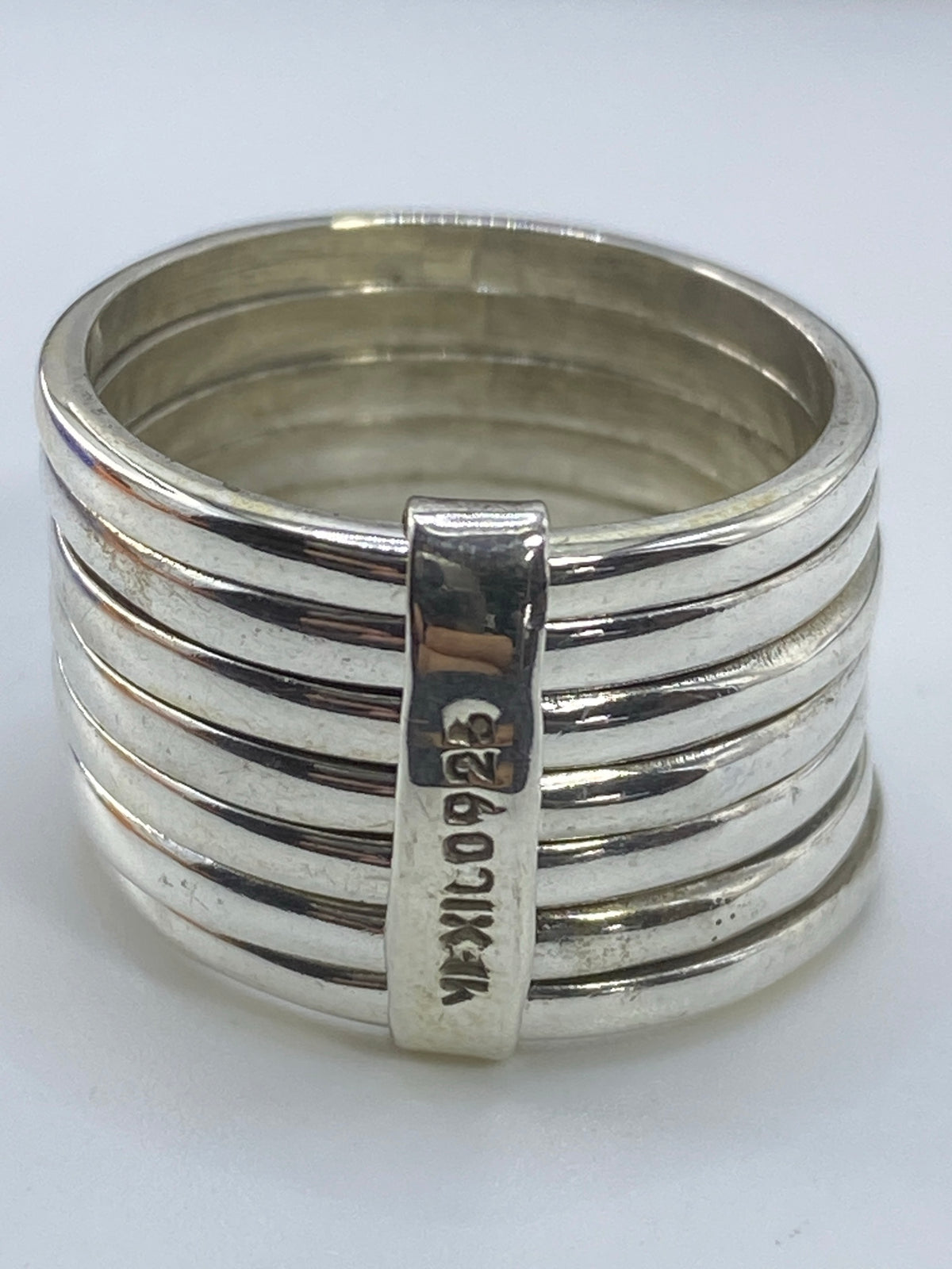 Anillo semanario puesto en el dedo mostrando el diseño minimalista