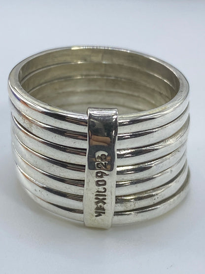 Anillo semanario puesto en el dedo mostrando el diseño minimalista