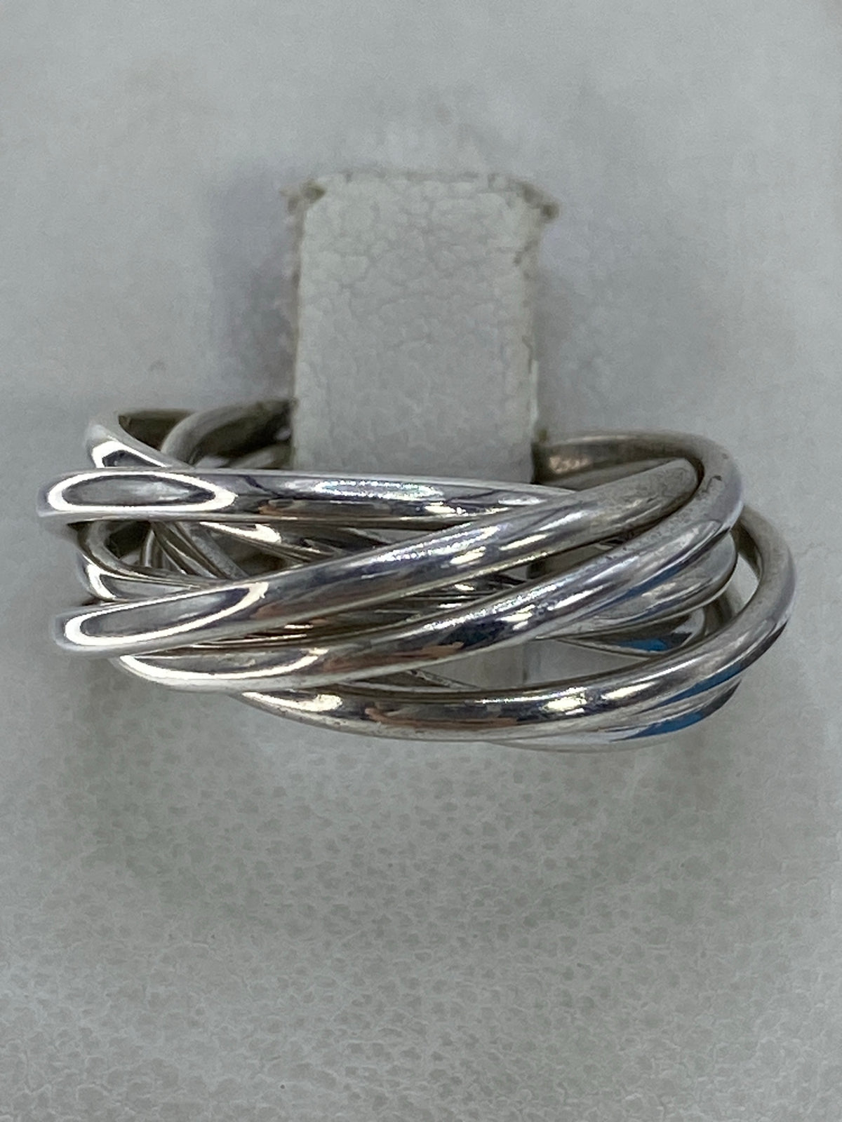 Anillo semanario de plata con eslabones pulidos en la mano