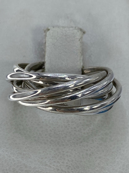 Anillo semanario de plata con eslabones pulidos en la mano