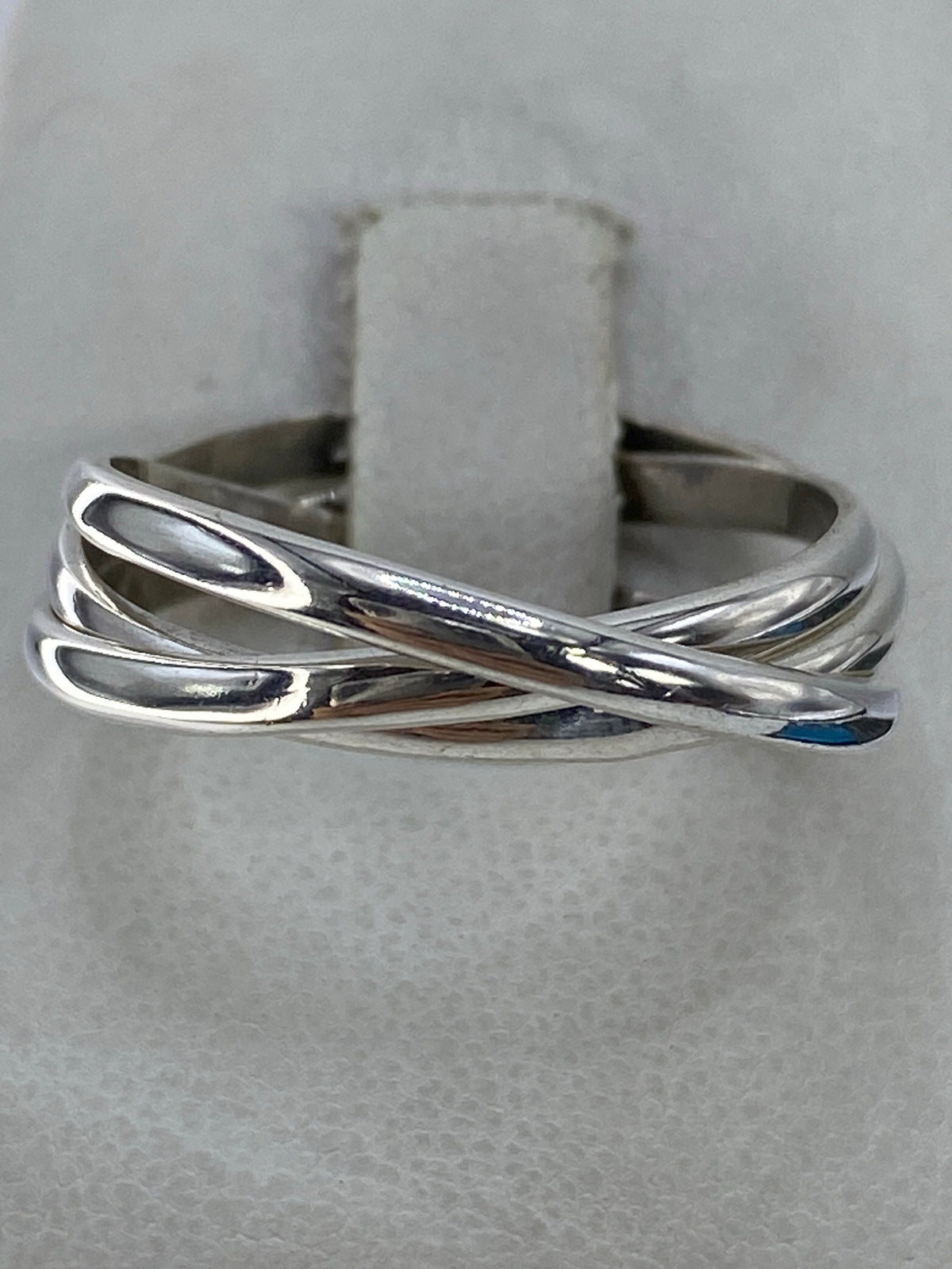 Anillo de plata con 3 bandas entrelazadas en talla 10, fotografiado sobre fondo blanco