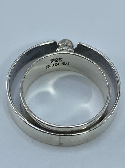 Anillo de plata simétrico pesando 5.76 gramos en báscula de joyero