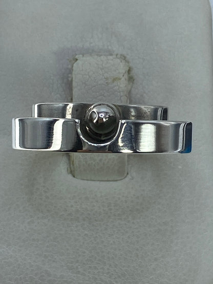 Anillo de plata 925 minimalista con acabado pulido visto de arriba
