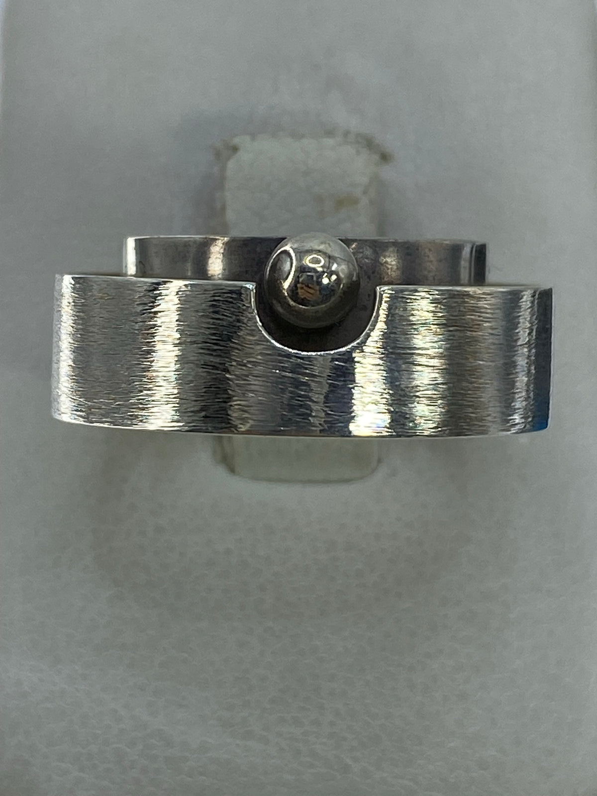 Anillo de plata 925 pulido, minimalista, en la mano de una persona