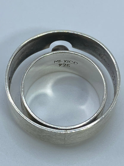 Anillo de plata unisex en uso diario, vista frontal