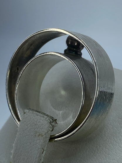 Anillo puesto en dedo mostrando proporción y presencia del diseño texturizado