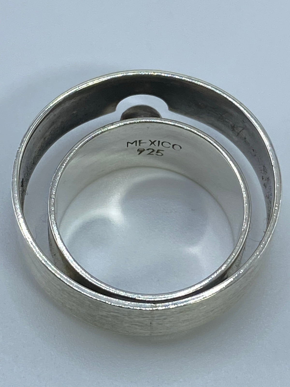 Anillo sobre fondo blanco mostrando marca MEXICO 925 en el interior