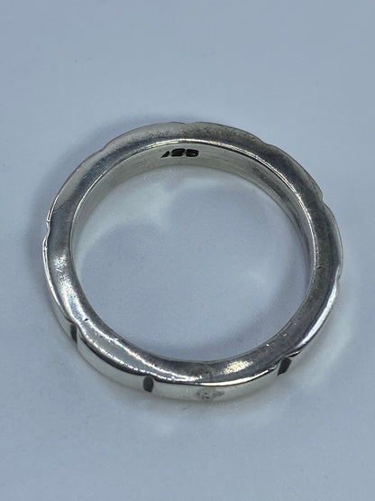 Anillo sobre fondo blanco mostrando la geometría de franjas