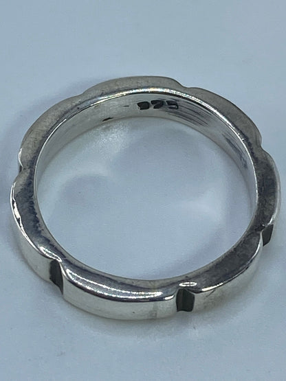 Anillo sobre fondo blanco en diferentes ángulos