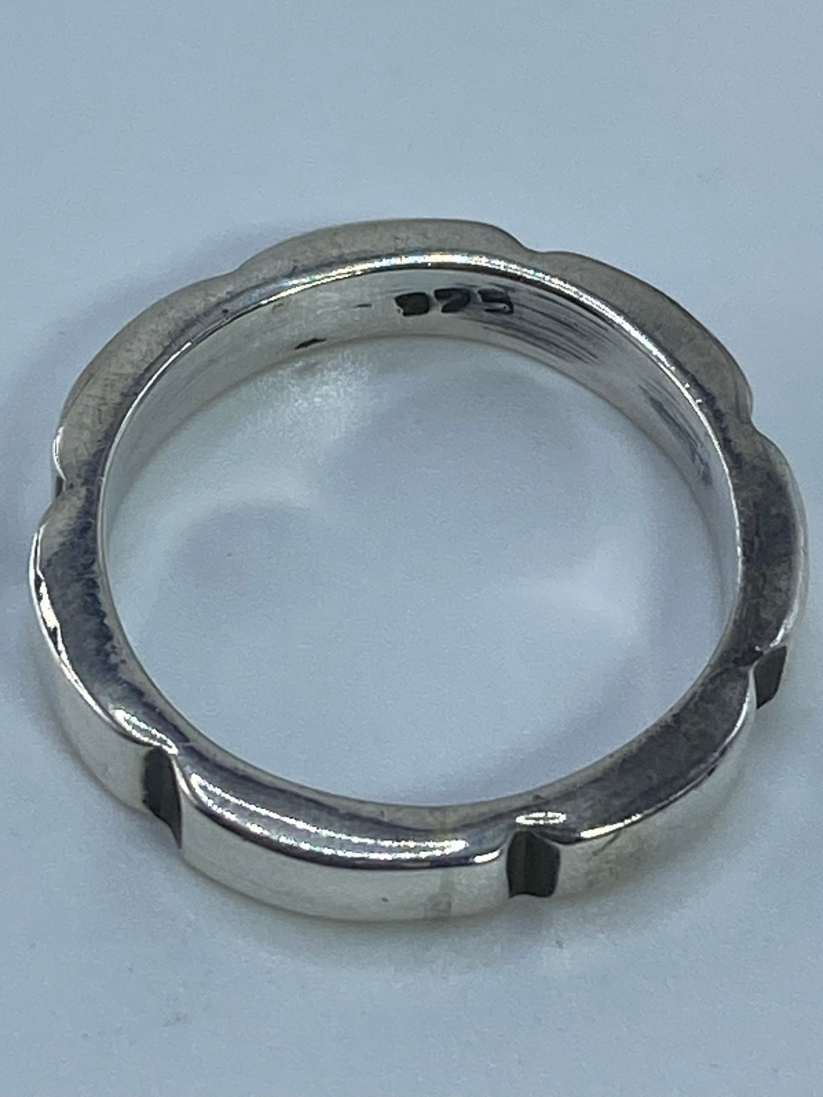 Anillo sobre fondo blanco mostrando el diseño simple y elegante