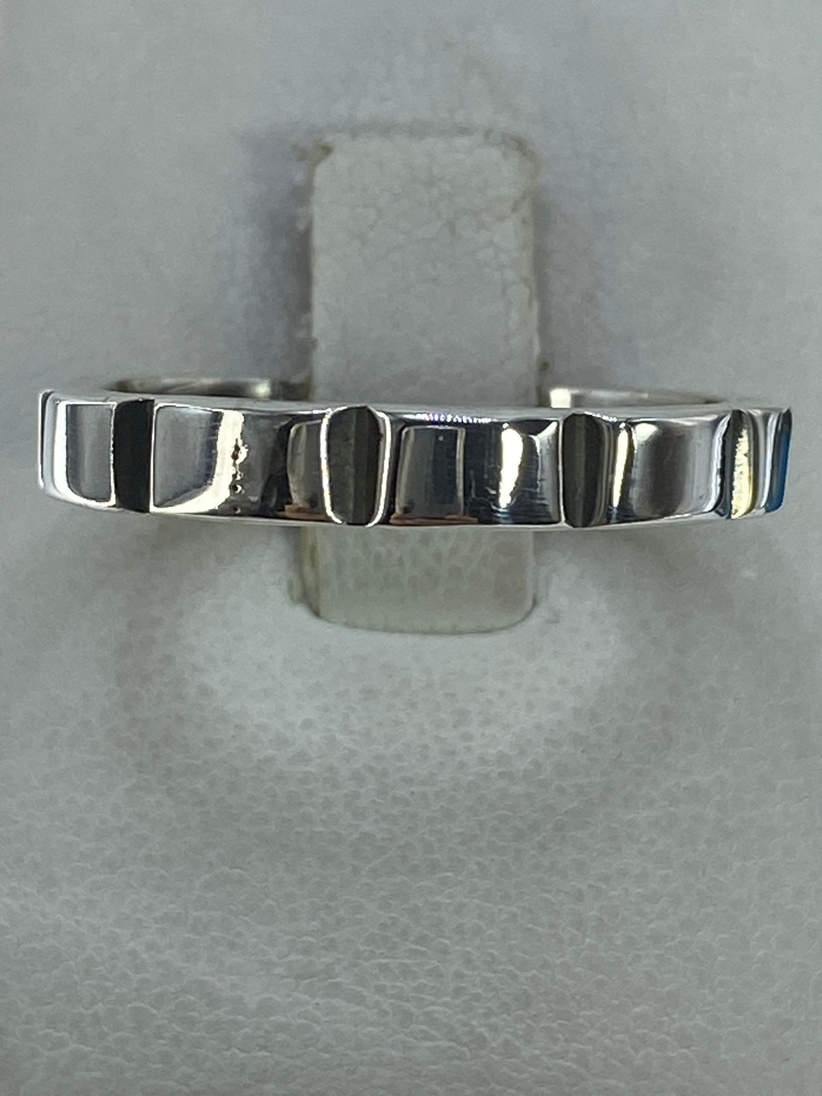 Anillo de plata 925 con diseño geométrico moderno en la mano