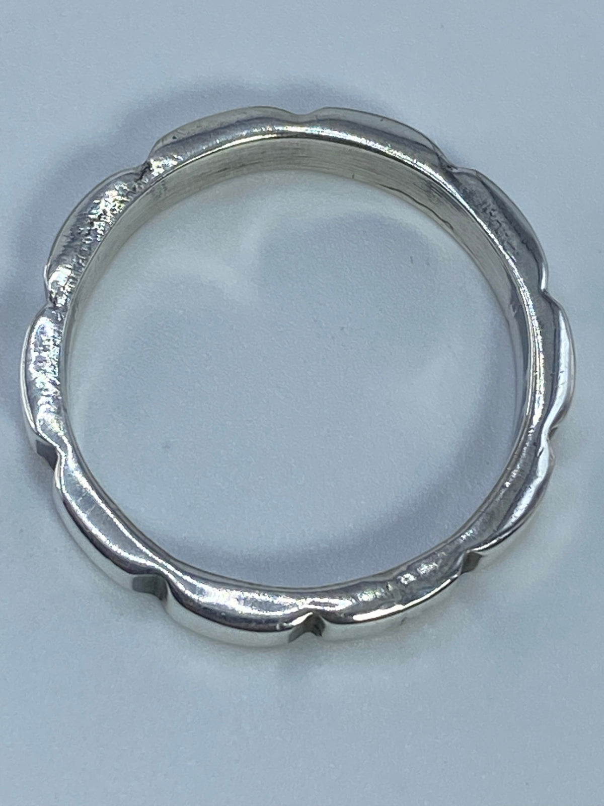 Anillo sobre fondo blanco mostrando la forma completa