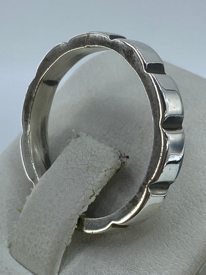 Detalle del acabado espejo en cada módulo del anillo
