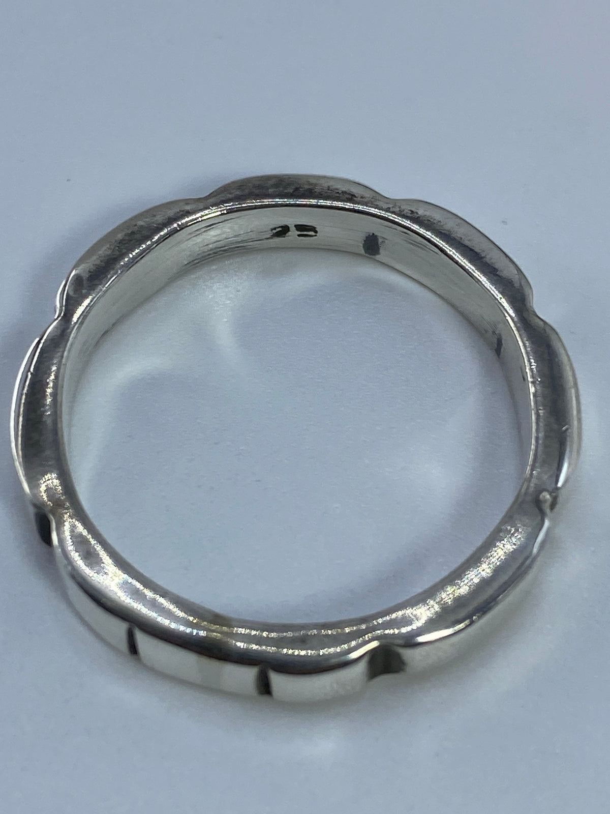 Anillo sobre fondo blanco mostrando el Quinto 925 en el interior