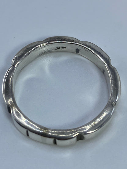 Anillo sobre fondo blanco mostrando el Quinto 925 en el interior