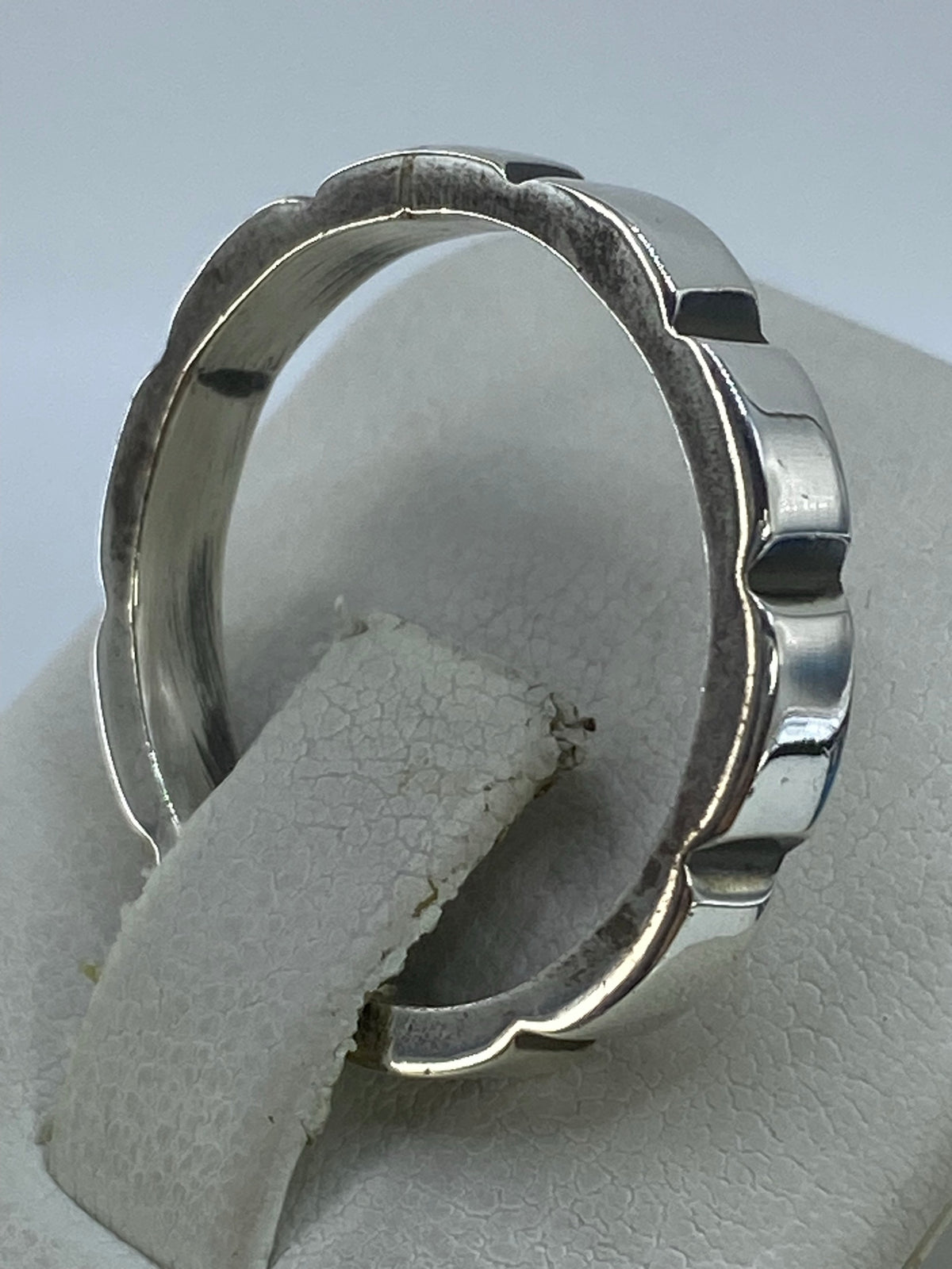 Anillo puesto en dedo índice mostrando el tamaño y proporción real