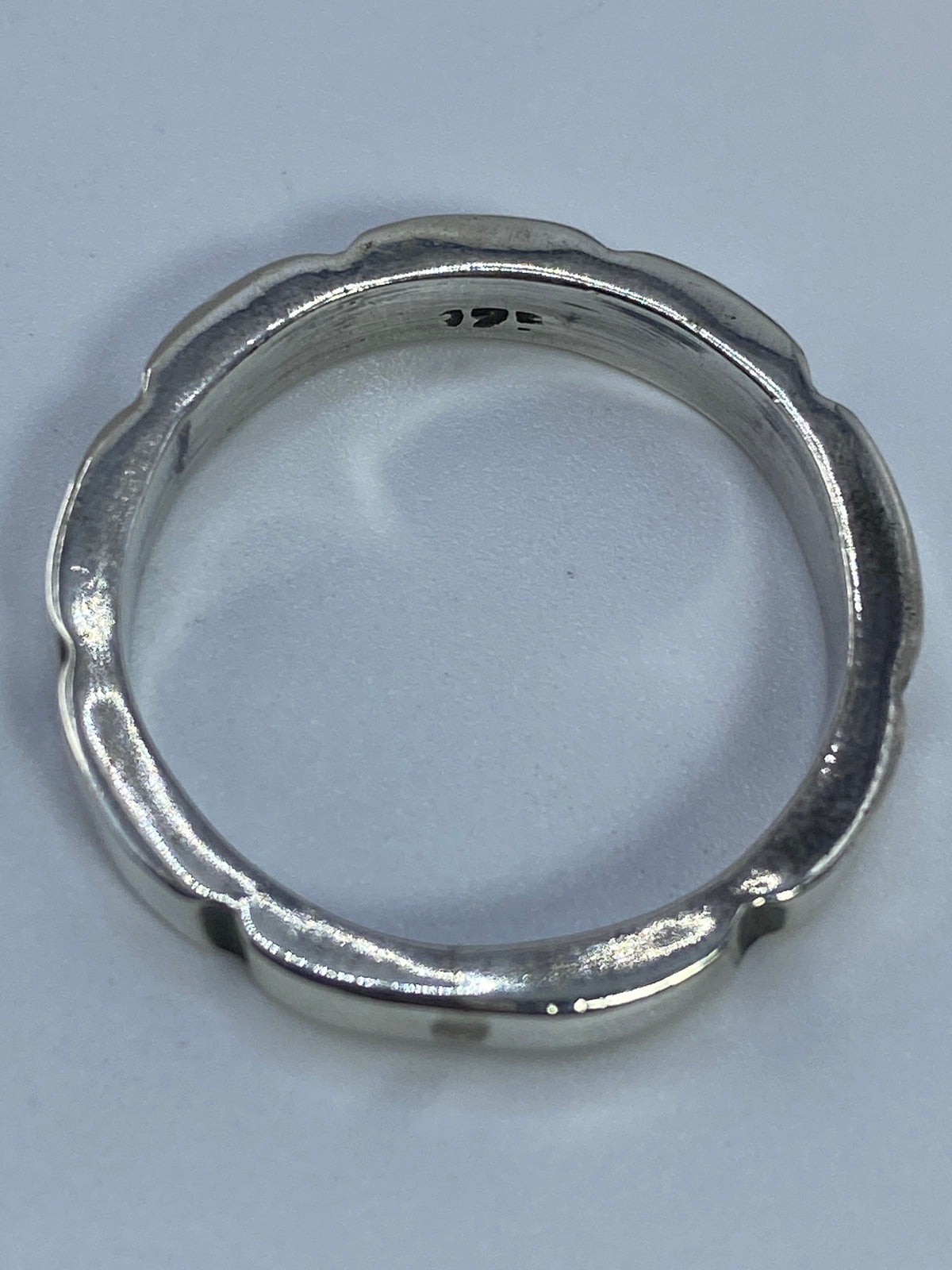 Reverso del anillo mostrando el Quinto 925 grabado en la plata