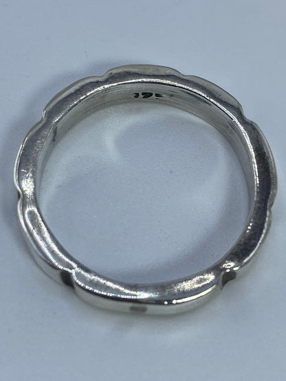 Reverso del anillo mostrando el Quinto 925 grabado en la plata