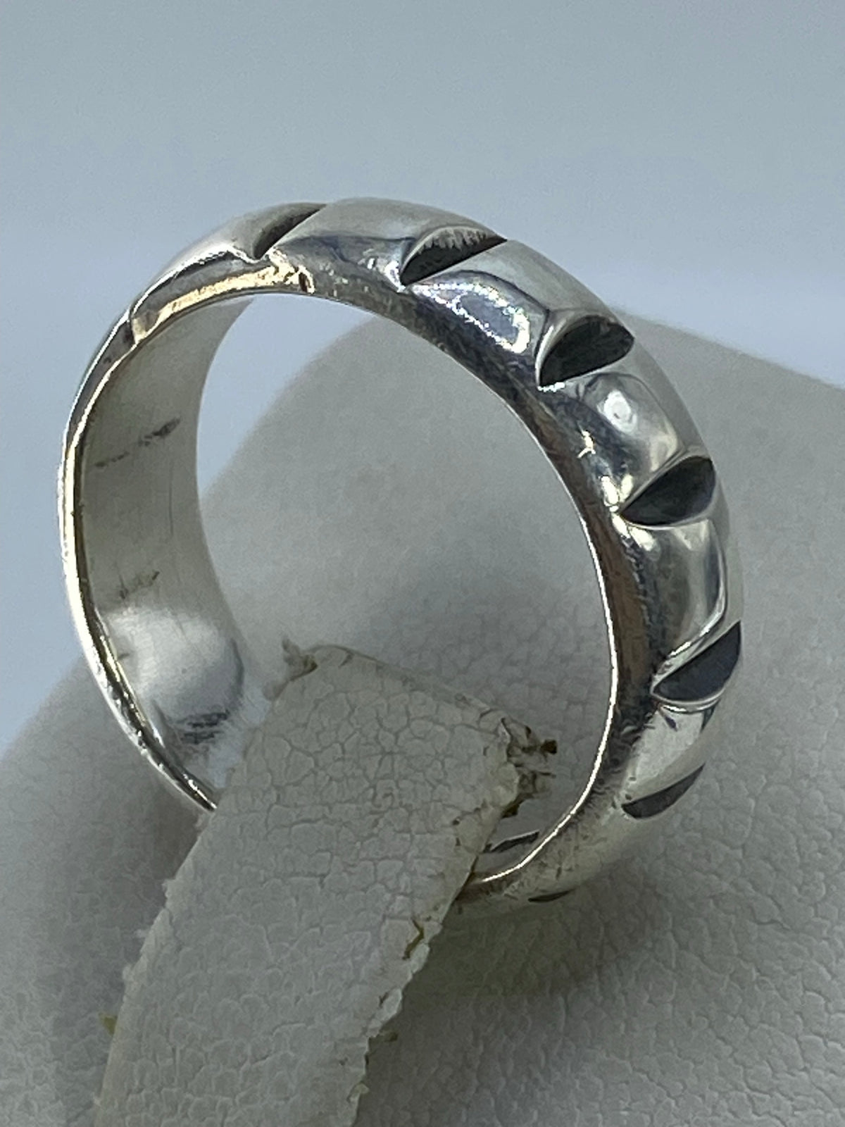 Vista lateral del anillo de banda lisa unisex en plata 925