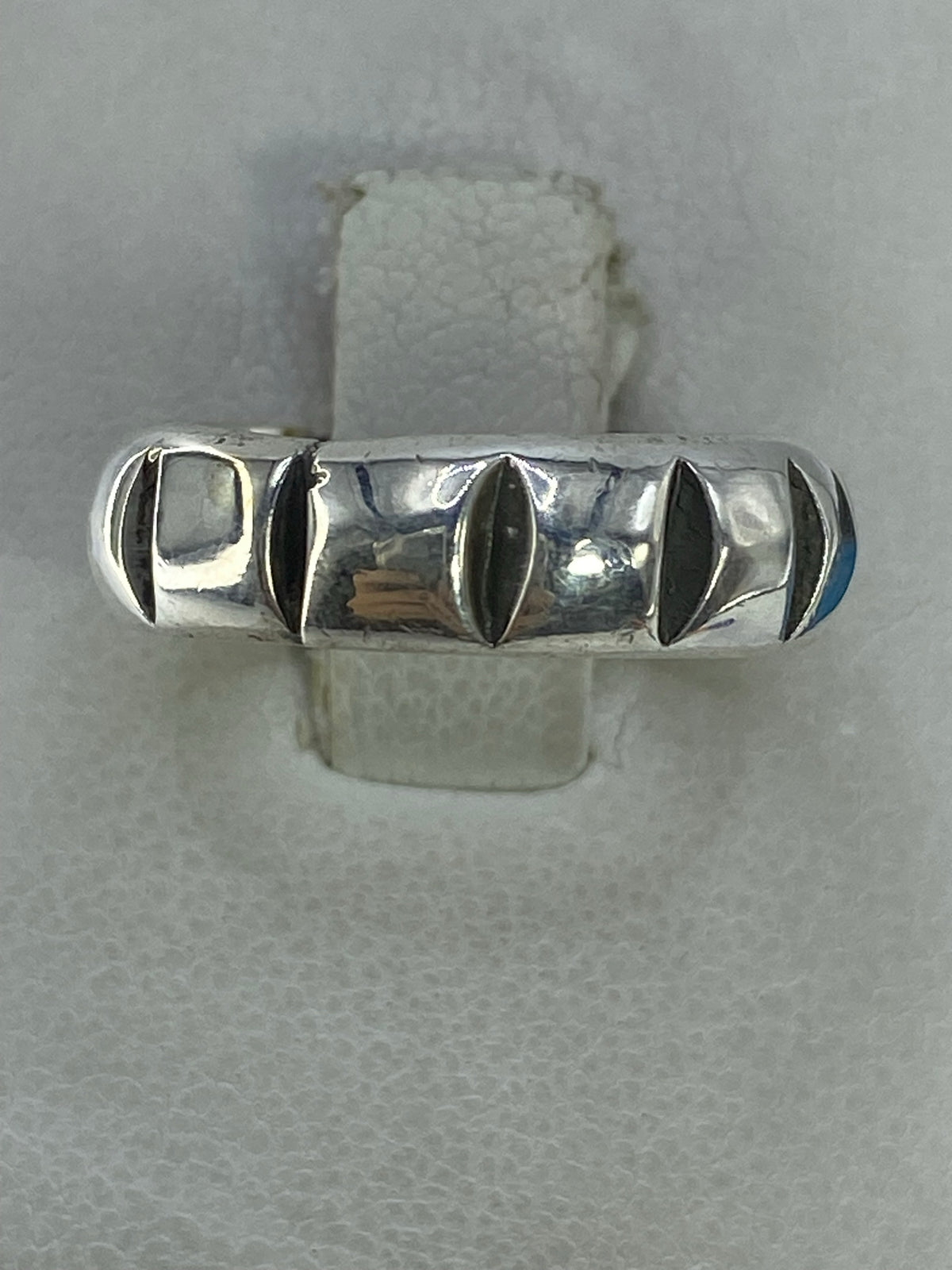 Anillo de plata 925 con diseño geométrico moderno visto desde arriba sobre fondo blanco