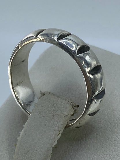 Detalle lateral del anillo geométrico de plata 925 MEXICO