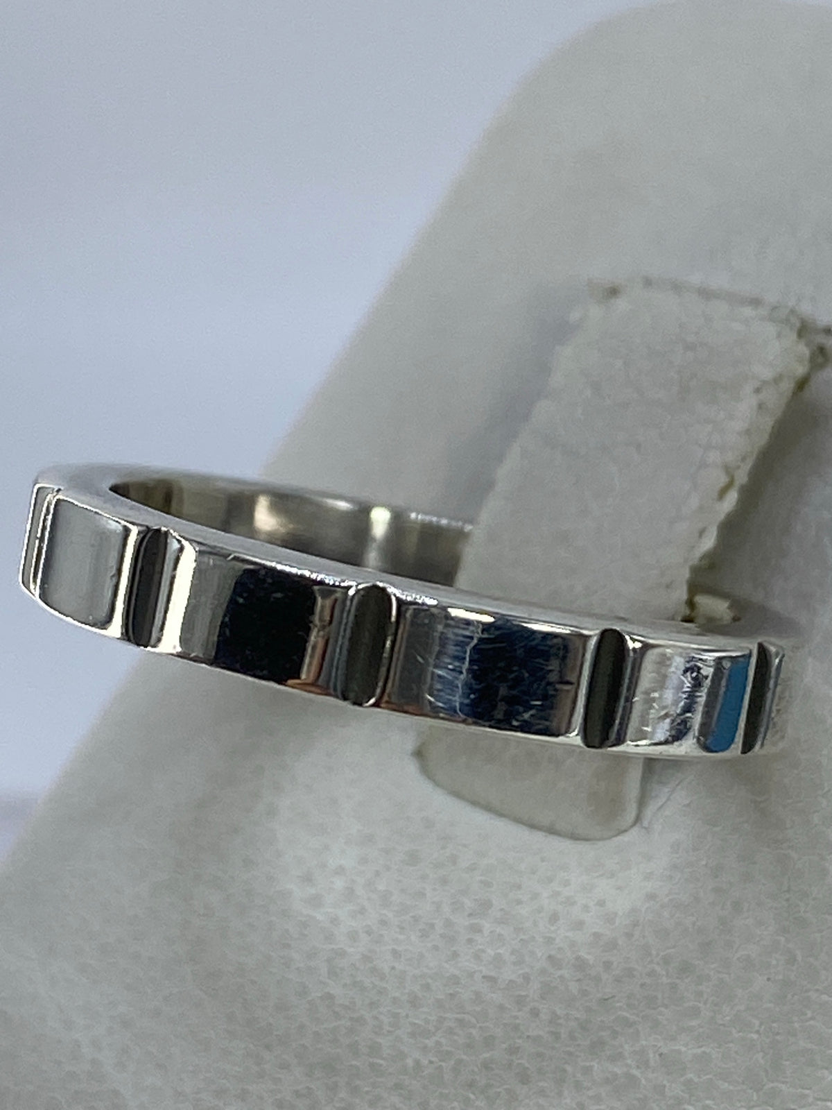 Detalle del diseño eslabonado del anillo de plata, vista frontal