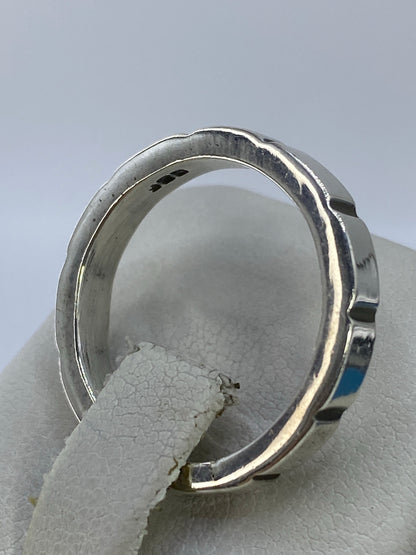 Anillo puesto en la mano, mostrando el acabado pulido y brillante