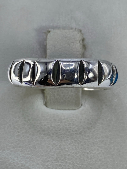 Anillo de plata 925 con volumen geométrico visto desde arriba sobre fondo blanco