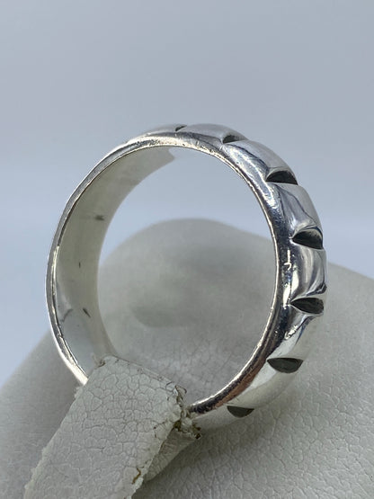 Anillo en la mano de una mujer, demostrando presencia y ajuste
