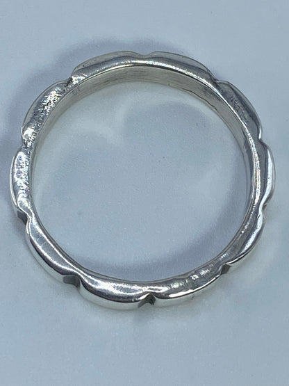 Anillo puesto en dedo mostrando su proporción y diseño minimalista